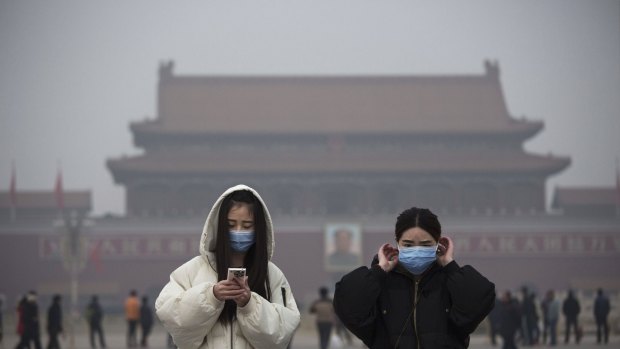 Residents wear masks to protect against pollution in Tiananmen Square. 
