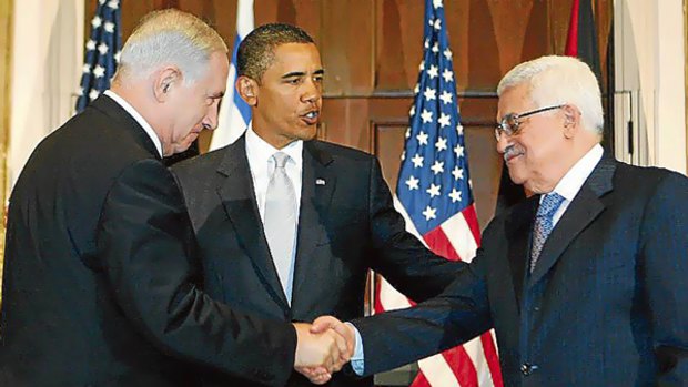 President Barack Obama watches as Israeli Prime Minister Benjamin Netanyahu and Palestinian President Mahmoud Abbas shake hands,