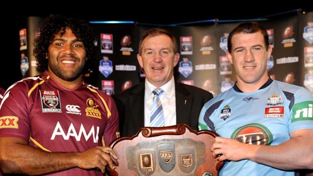 Victorian Minister for Sport, Hugh Delahunty, holds the "State of the Origin" shield with Sam Thaiday and "Paul Callen".
