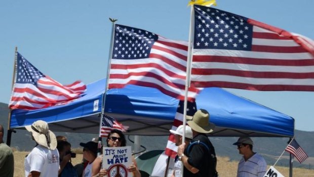 Protesters at the US border, opposing the arrival of buses carrying undocumented migrants.