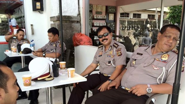 Indonesian police relax ahead of a planned operation to empty Kerobokan prison following riots at the infamous Bali jail.
