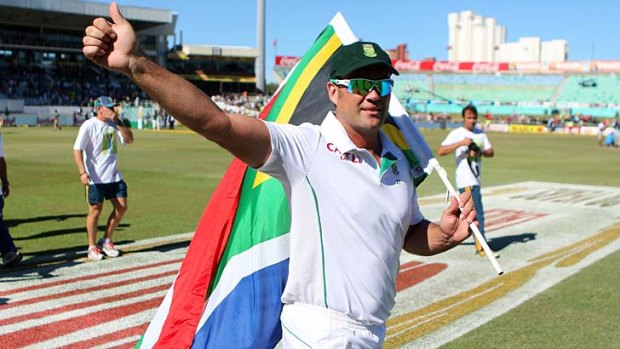 Jacques Kallis carries his country's flag as he does a lap of the ground to thank the crowd for its support.