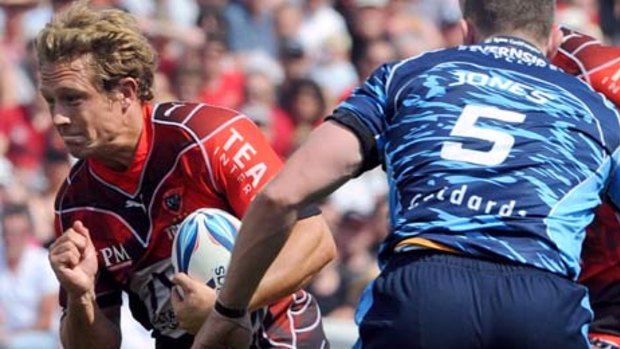 Jonny Wilkinson has re-signed with French Top 14 club Toulon until 2013.