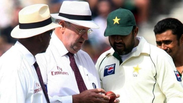 Darrell Hair (centre) examines the ball during a Test match in 2006.