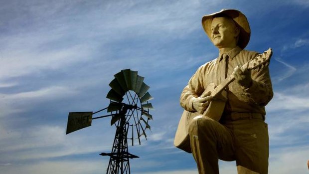 The sculpture of Slim Dusty, unveiled by Barry O'Farrell.