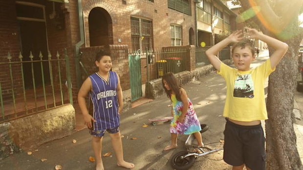 Daily life scenes on Windmill St, Millers Point.