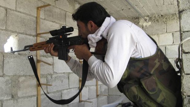 Fight for Aleppo ... a sniper from the Free Syrian Army takes position.