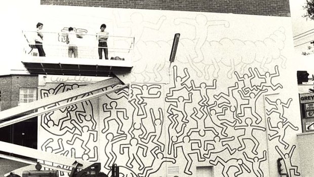 Keith Haring at work on his Collingwood mural in 1984.