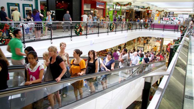Australians are predicted to splurge $3b in a last-minute Christmas shopping spree.