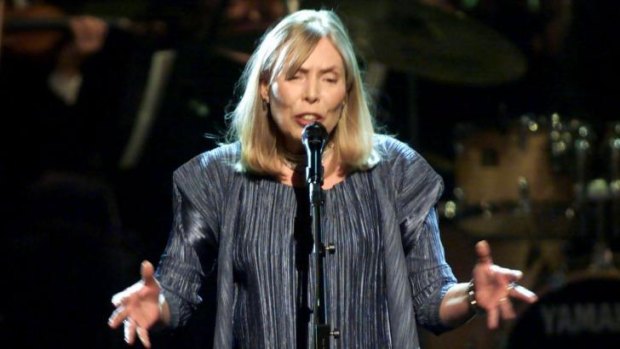 Joni Mitchell singing in New York in 2000.