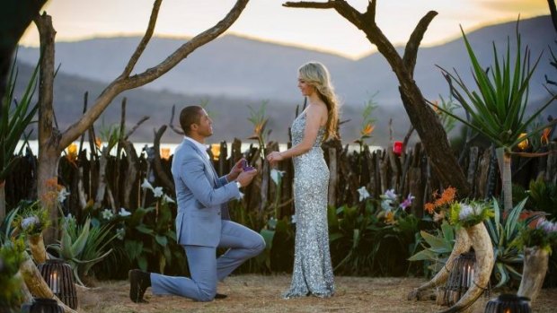 Blake Garvey proposes to Sam Frost on <i>The Bachelor</i>.