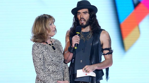 Russell Brand presents the ARIA for best female artist with his mother.