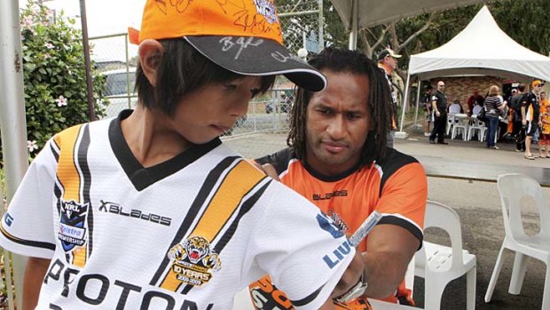 Sign of the Tiger ... Lote Tuqiri with fan Tata Phanitpol at Wests Tigers League's Clubs fan day.
