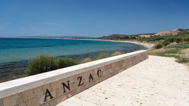 How do I choose a good tour guide for my visit to Gallipoli?