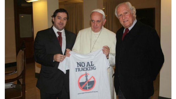 Unverified photo of Pope Francis with Ferando Solanas (right), circulated on Twitter.