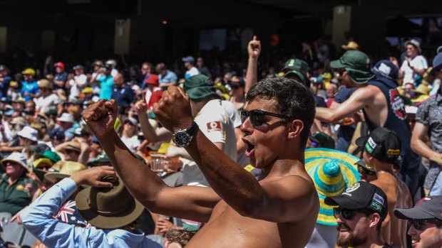 Australia V England fourth Ashes test at the MCG. 26/12/2017. photo by Justin McManus. Aussie fans in full flight.