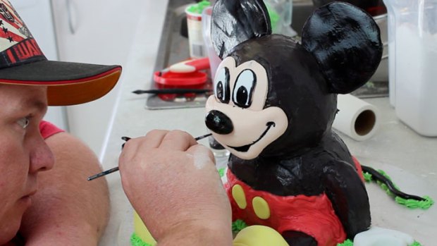 Choppa making a Mickey Mouse cake.