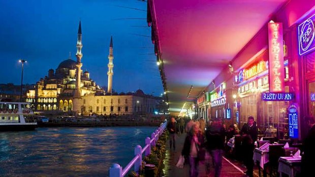 新的清真寺(Yeni Camii),从黄昏Galata桥。