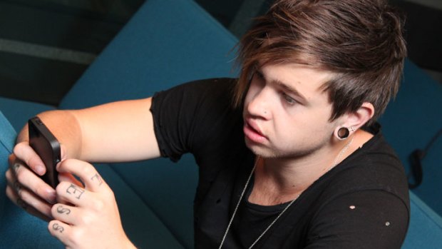 Reece Mastin sings for Twitter fans at 92.9