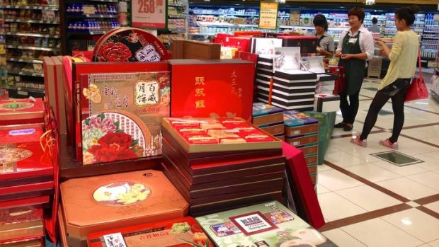China is cracking down on expensive gifts and mooncakes during this year's mid-Autumn festival.