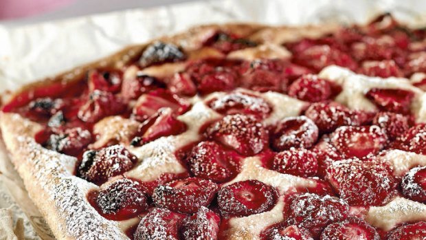 Fast focaccia with strawberries.