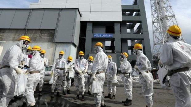 Workers removing spent fuel at the Fukushima No.1 nuclear plant in February 2014.
