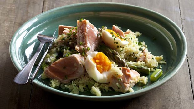 Spring pilaf with asparagus, salmon and egg.