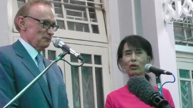 Foreign Affairs Minister Bob Carr meets with Aung San Suu Kyi.