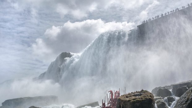 受欢迎的洞穴的观景台上,风吸引尼亚加拉大瀑布州立公园。