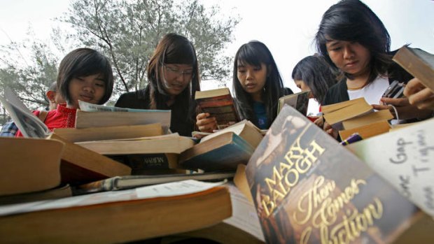 Keen book-lovers in Burma.