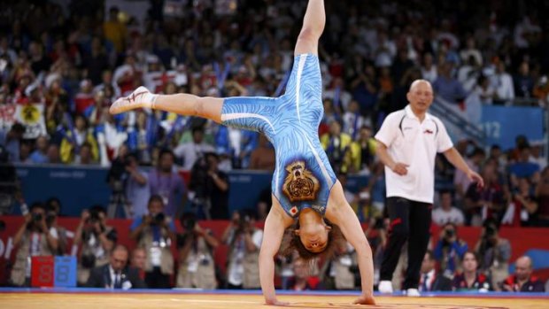 Cartwheel ... Saori Yoshida celebrates her victory.