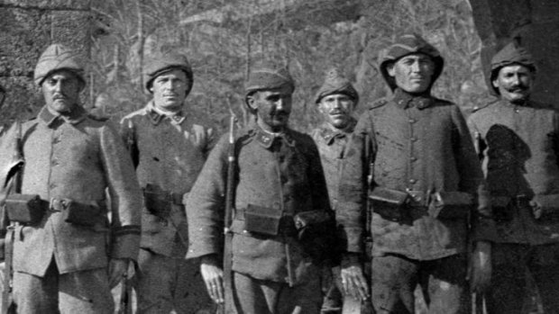 A line of Turkish soldiers preparing to defend their homeland at Gallipoli.