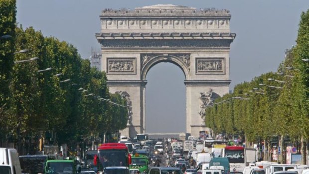 A Saudi motorcade that departed a hotel on the Champs Elysees has been targeted by thieves. 