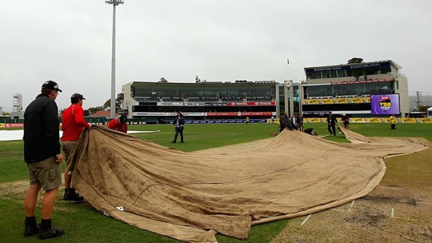 Rain delays the start of the match at Bellerive Oval.