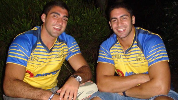 Tim Mannah (L) with his brother Jon in 2008.