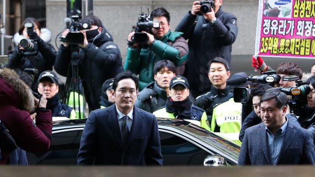 Jay Y. Lee arrives at the special prosecutors' office in Seoul,.