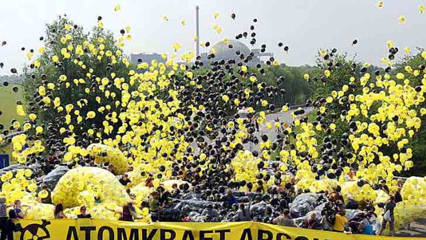 Anti-nuclear protesters in northern Germany let fly with balloons