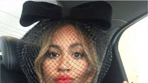 Jessica Mauboy's look wasn't right for singing the national anthem at the Melbourne Cup. 