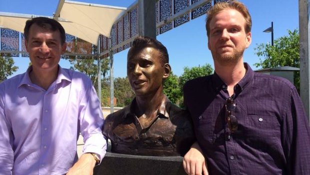 Lord Mayor Graham Quirk and Julian Fletcher with the bust of Ken Fletcher at the Queensland Tennis Centre.