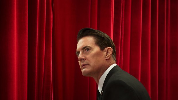 Kyle MacLachlan back in Dale Cooper's suit.