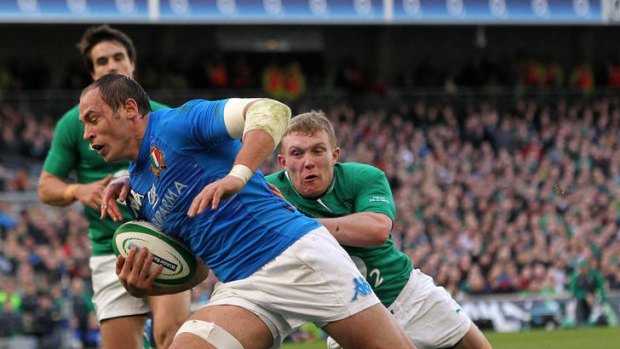 Sergio Parisse scores Italy's only try .