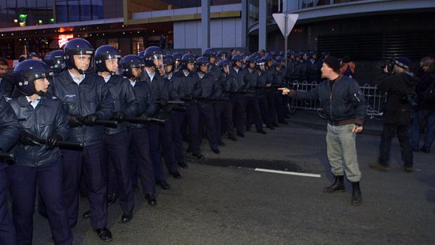 Police and protesters face off at the Melbourne World Economic Forum in 2000.