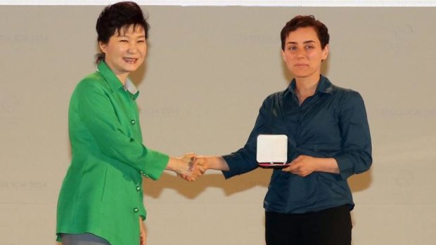 South Korean President Park Geun-Hye gives the prize to Maryam Mirzakhani in Seoul.