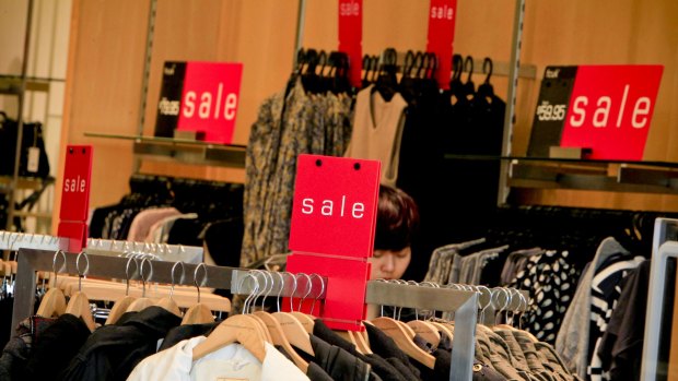 Sale signs proliferate in shopping centres
