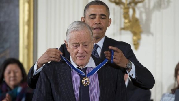 Ben Bradlee receives the Presidential Medal of Freedom from Barack Obama in 2013.