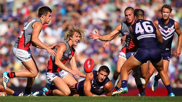 Dyson Heppell and Matthew Pavlich contest for the ball.