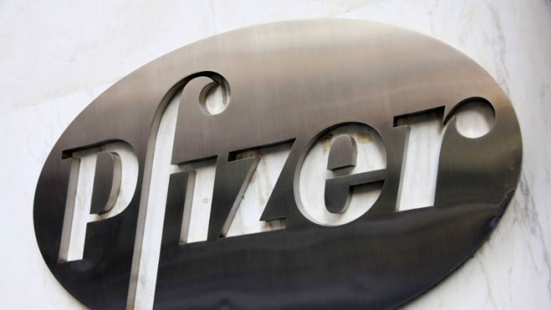 Global pharmaceutical giant Pfizer has been accused of paying Australian pharmacists kickbacks to promote its drugs.