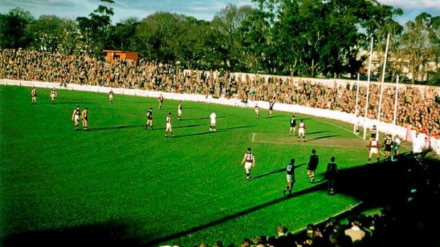 St Kilda takes on Fitzroy at the Junction Oval in 1957.