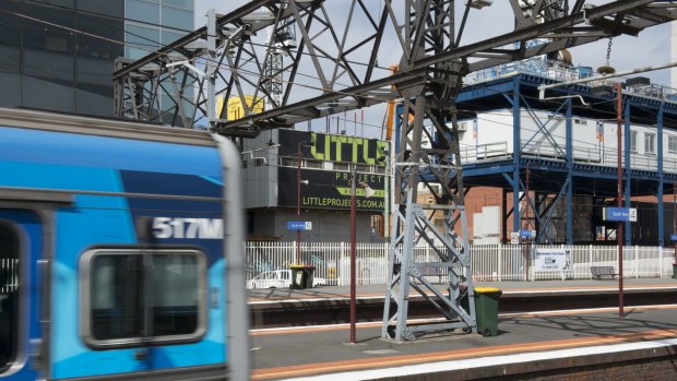 The Federal Government threatens to withhold funding unless South Yarra station is included in the Metro Rail Project. 
