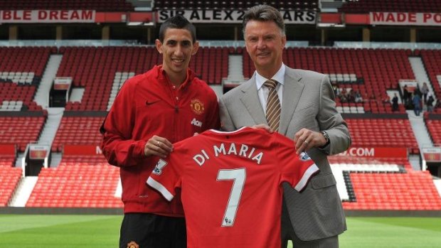 Louis van Gaal (R) with Manchester United's newly-signed Argentinian midfielder Angel di Maria.